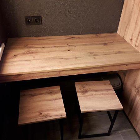 Full House Capsule Hostel Rivne Eksteriør bilde A table made of wood