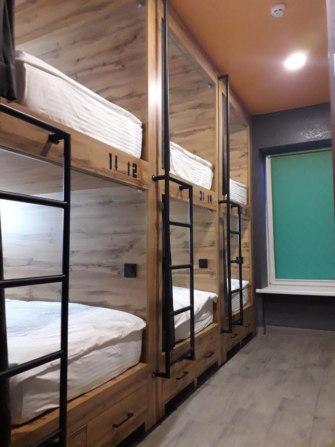 Full House Capsule Hostel Rivne Eksteriør bilde