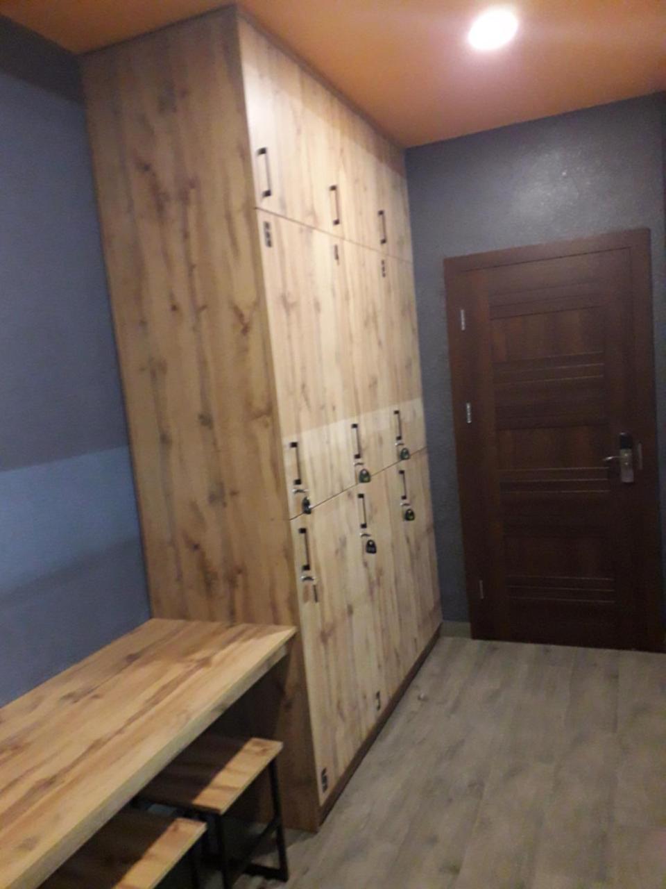 Full House Capsule Hostel Rivne Eksteriør bilde Lockers in a gym