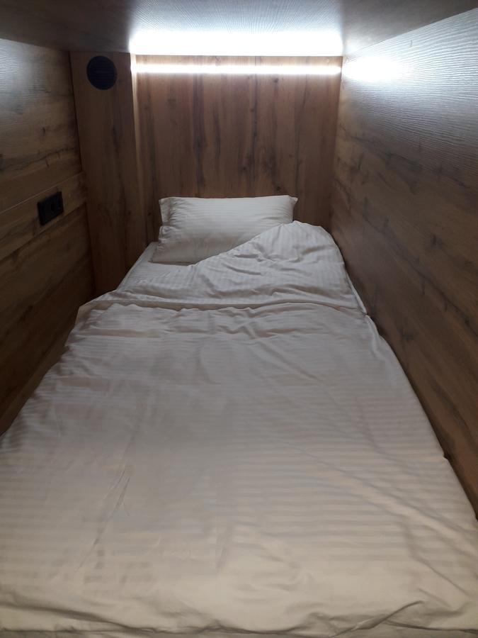 Full House Capsule Hostel Rivne Eksteriør bilde A futon