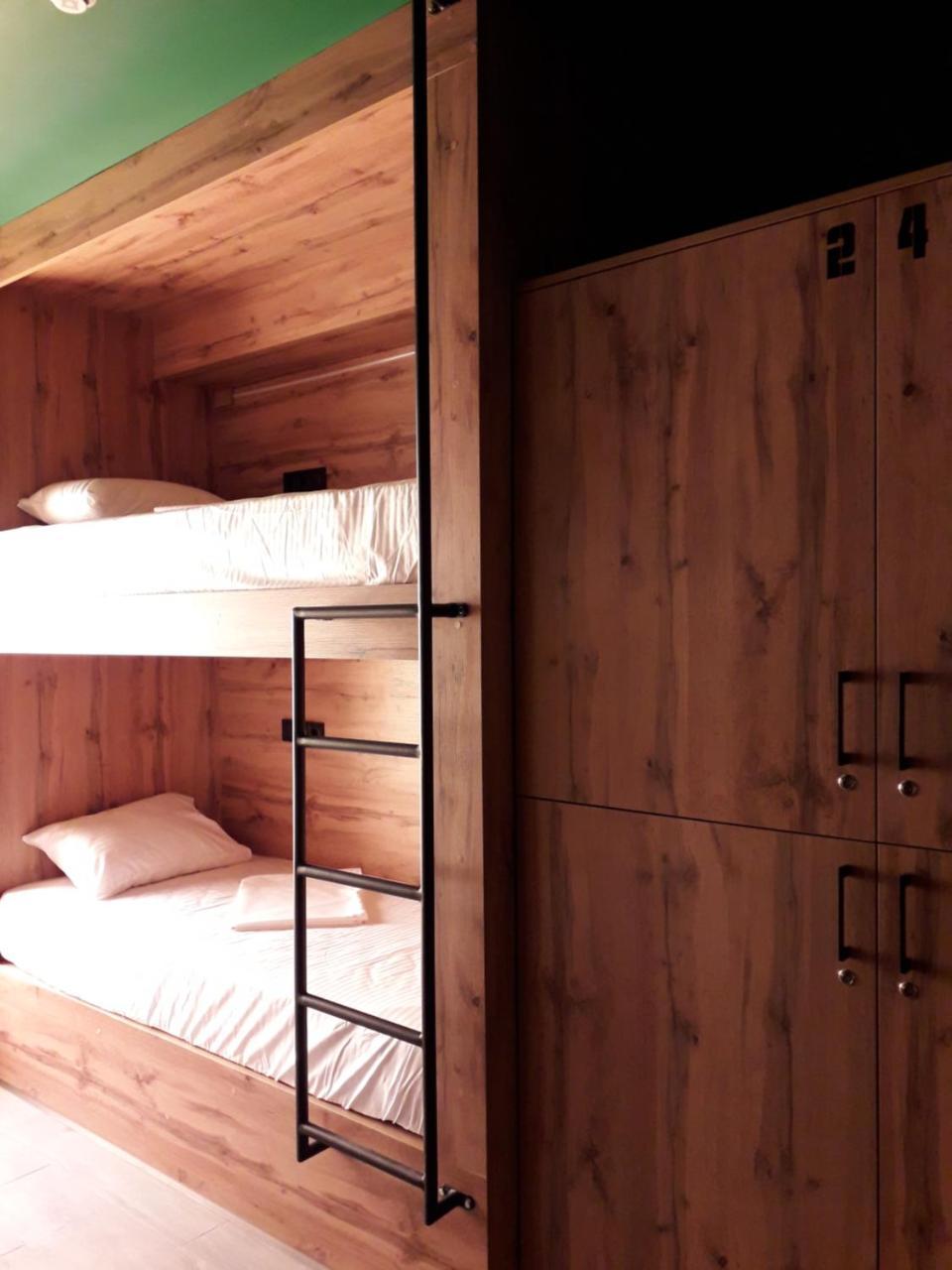 Full House Capsule Hostel Rivne Eksteriør bilde Bunk beds in a hostel