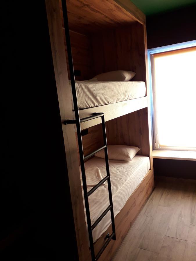 Full House Capsule Hostel Rivne Eksteriør bilde A bunk bed with a ladder
