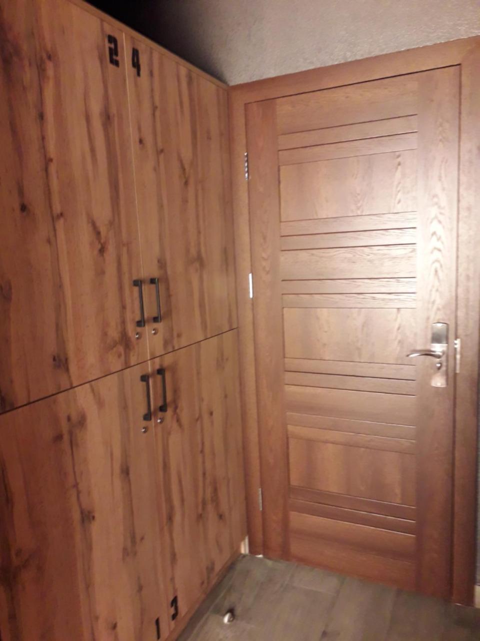 Full House Capsule Hostel Rivne Eksteriør bilde A door with a deadbolt lock