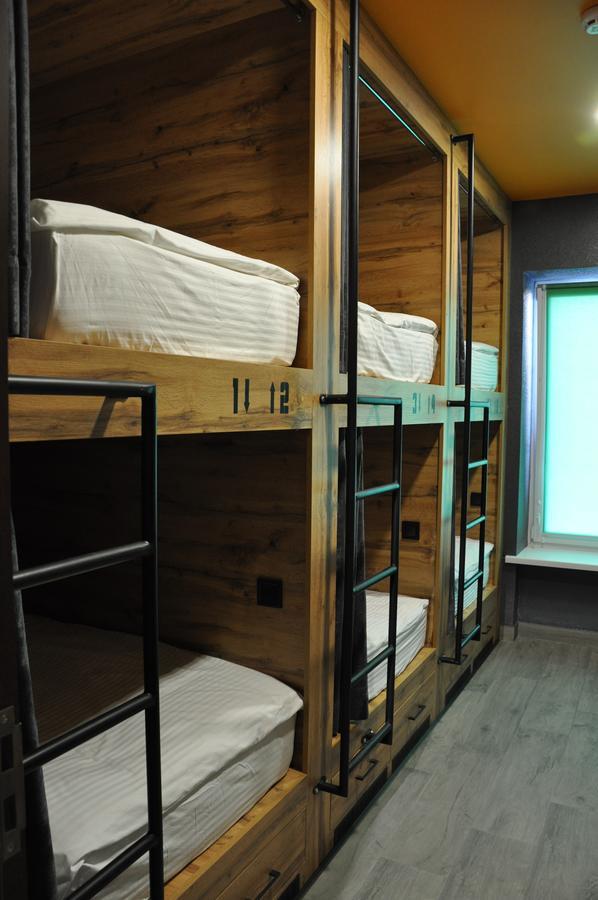Full House Capsule Hostel Rivne Eksteriør bilde A bunk bed