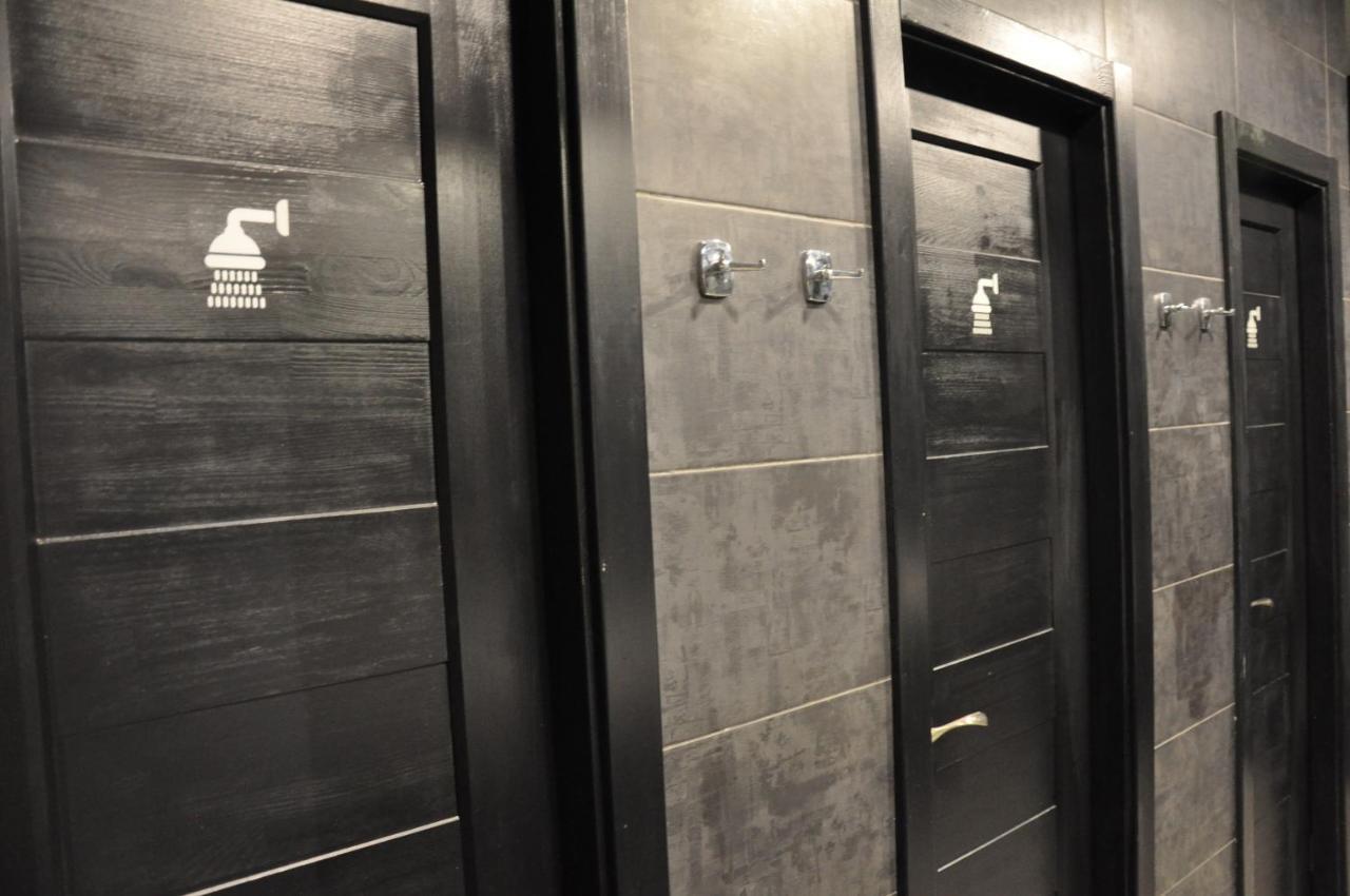 Full House Capsule Hostel Rivne Eksteriør bilde A shower room in a gym