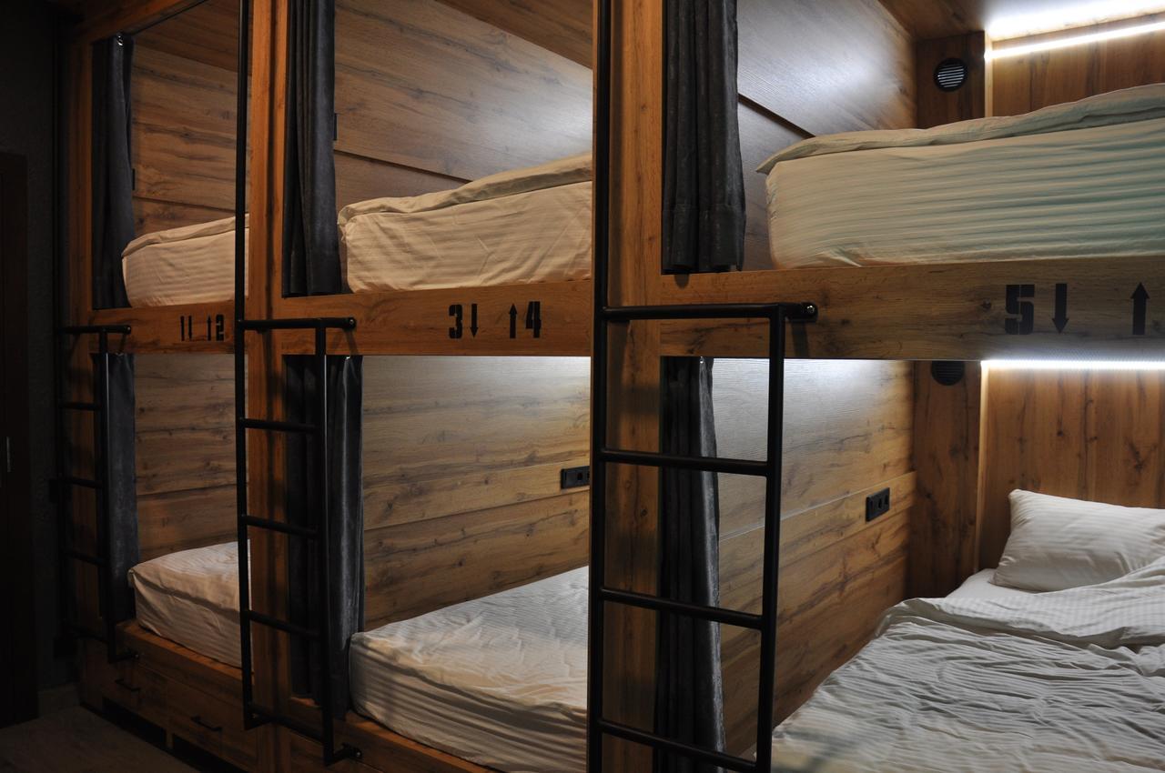 Full House Capsule Hostel Rivne Eksteriør bilde Beds in a capsule hotel