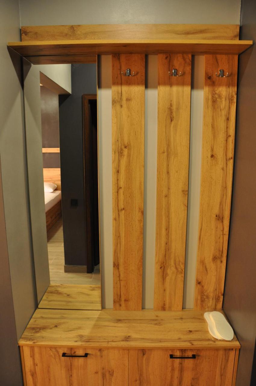 Full House Capsule Hostel Rivne Eksteriør bilde A room divider