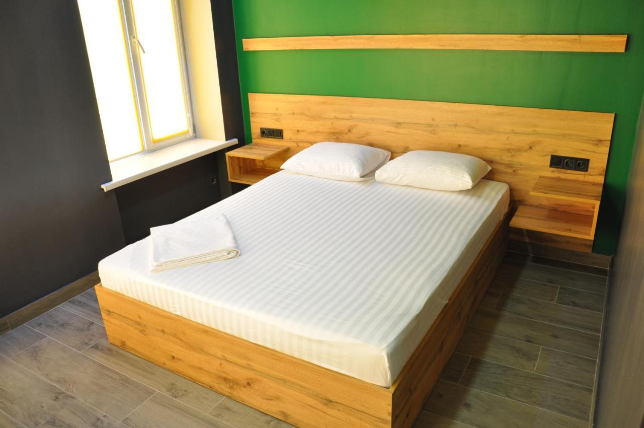 Full House Capsule Hostel Rivne Eksteriør bilde A bed