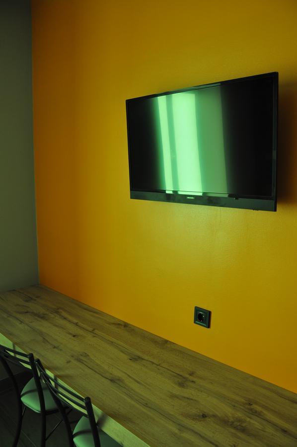 Full House Capsule Hostel Rivne Eksteriør bilde A wall socket