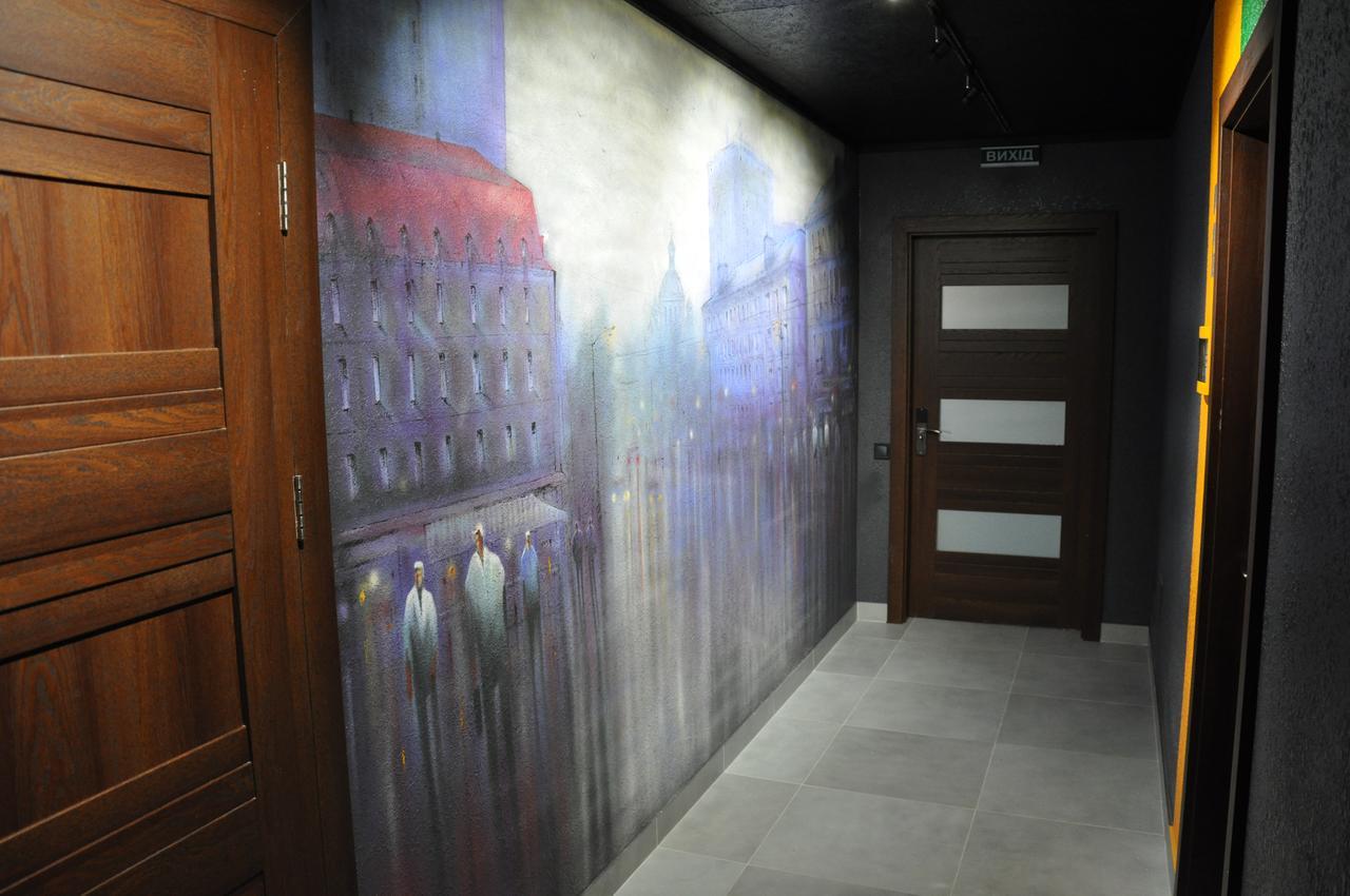 Full House Capsule Hostel Rivne Eksteriør bilde A wall mural in a hotel