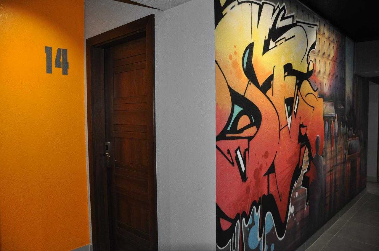 Full House Capsule Hostel Rivne Eksteriør bilde A graffiti-covered wall in a hotel in Warsaw, Poland
