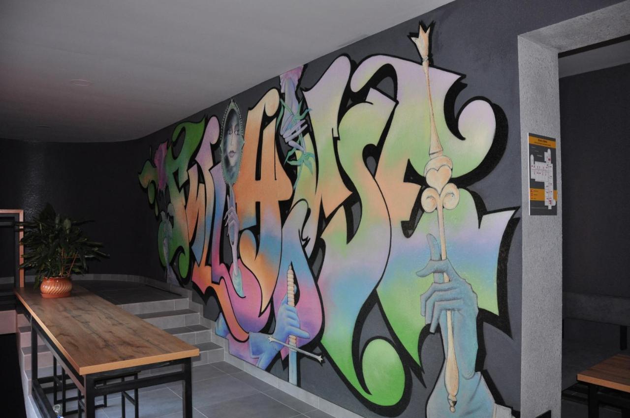 Full House Capsule Hostel Rivne Eksteriør bilde A piece by Aroe