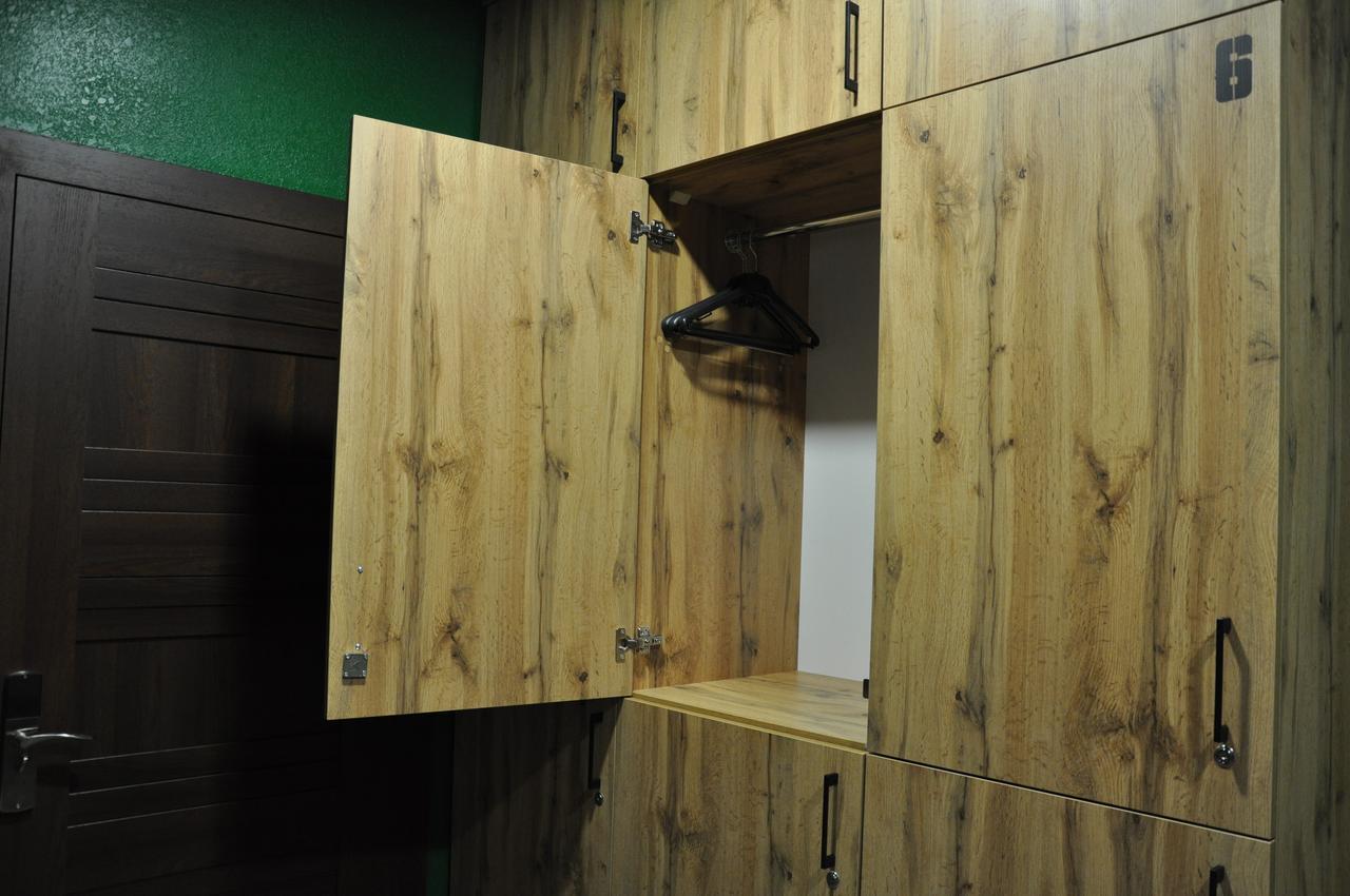 Full House Capsule Hostel Rivne Eksteriør bilde A wooden locker