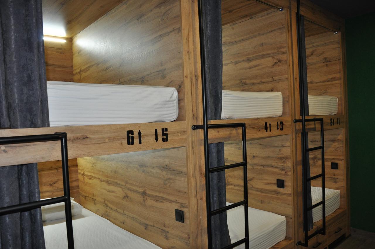 Full House Capsule Hostel Rivne Eksteriør bilde Bunk beds in a hostel