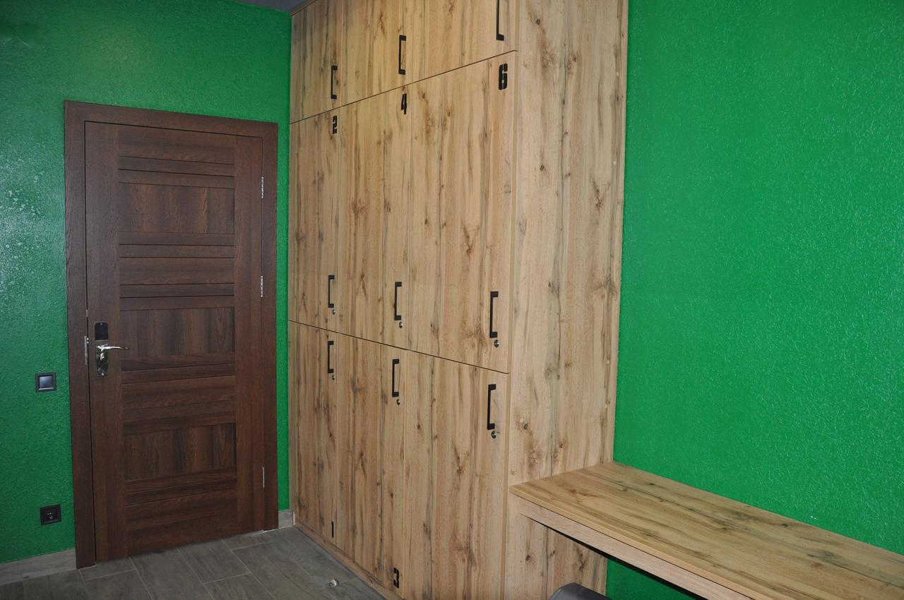 Full House Capsule Hostel Rivne Eksteriør bilde A locker room