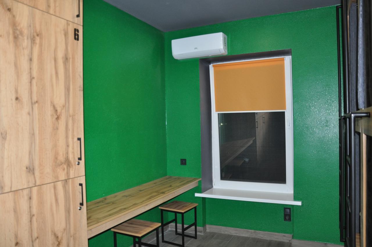 Full House Capsule Hostel Rivne Eksteriør bilde A window with a window screen