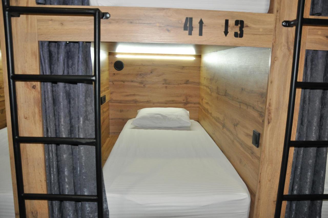 Full House Capsule Hostel Rivne Eksteriør bilde A capsule bed