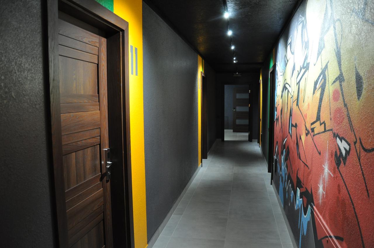 Full House Capsule Hostel Rivne Eksteriør bilde Corridor of the hotel