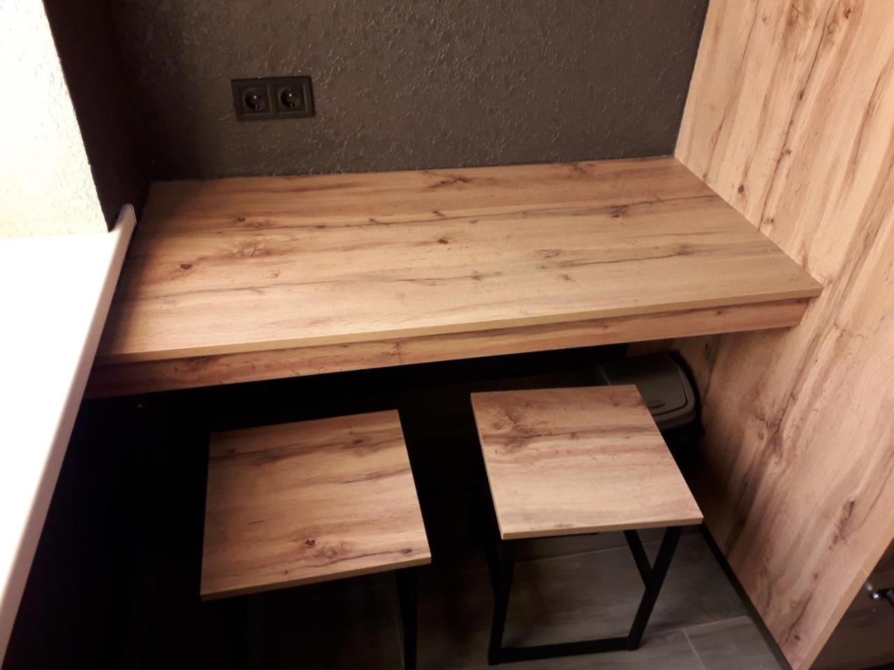 Full House Capsule Hostel Rivne Eksteriør bilde A table made of wood