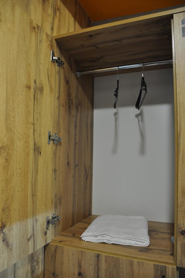 Full House Capsule Hostel Rivne Eksteriør bilde A pair of compasses