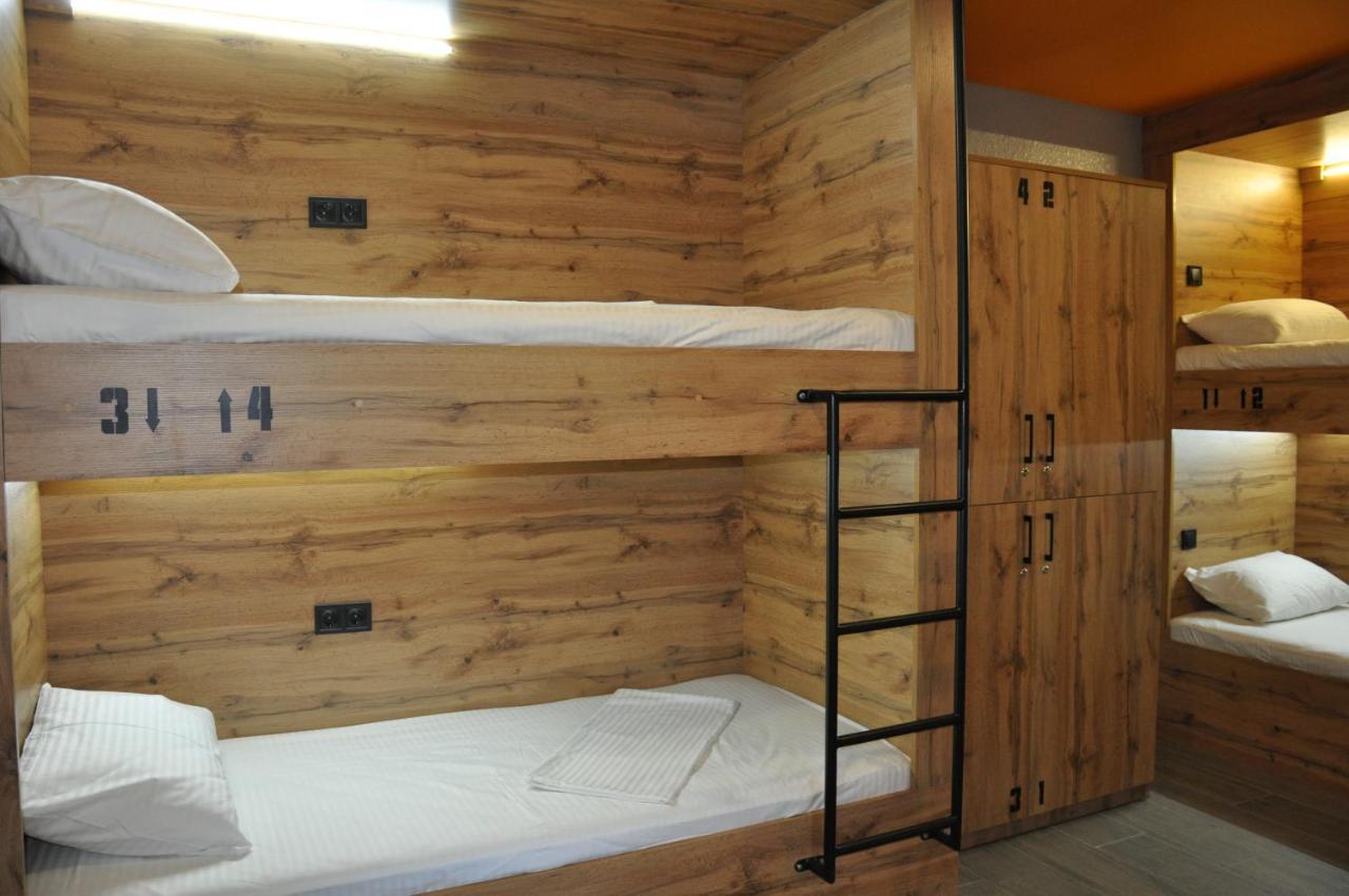 Full House Capsule Hostel Rivne Eksteriør bilde A typical bunk bed