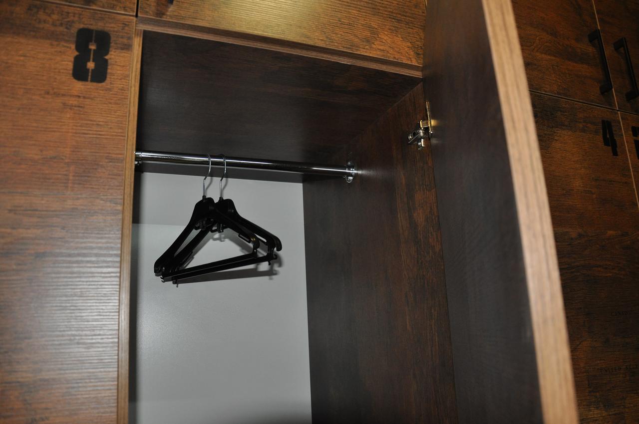 Full House Capsule Hostel Rivne Eksteriør bilde A coat hanger in a wardrobe