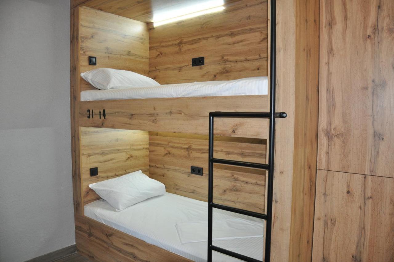 Full House Capsule Hostel Rivne Eksteriør bilde A bunk bed
