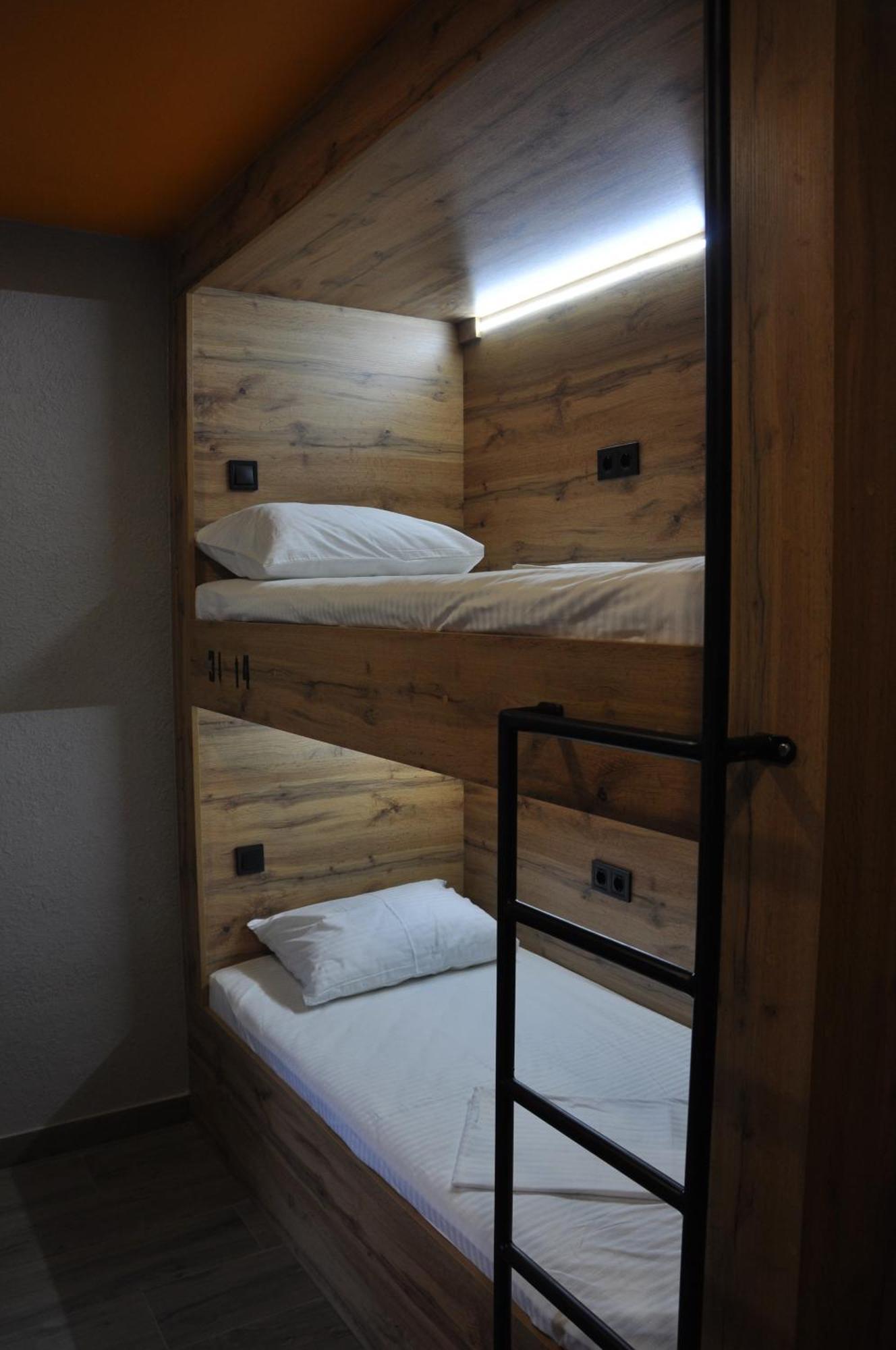 Full House Capsule Hostel Rivne Eksteriør bilde Hostel beds