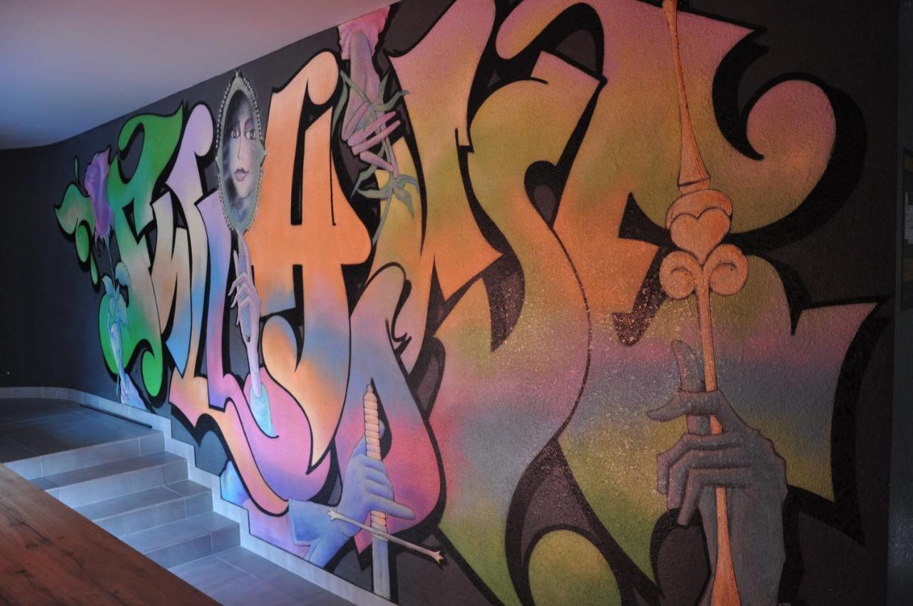 Full House Capsule Hostel Rivne Eksteriør bilde A mural by the artist