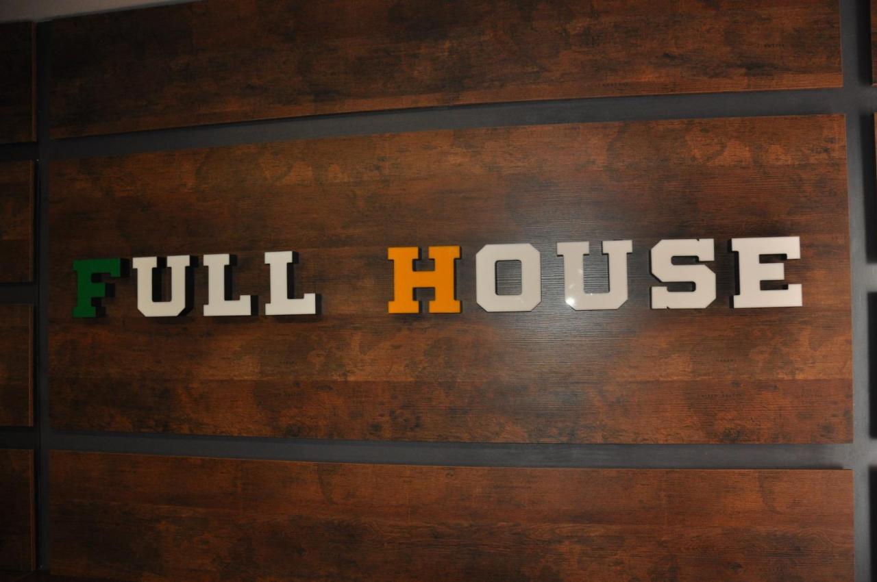 Full House Capsule Hostel Rivne Eksteriør bilde Full House logo