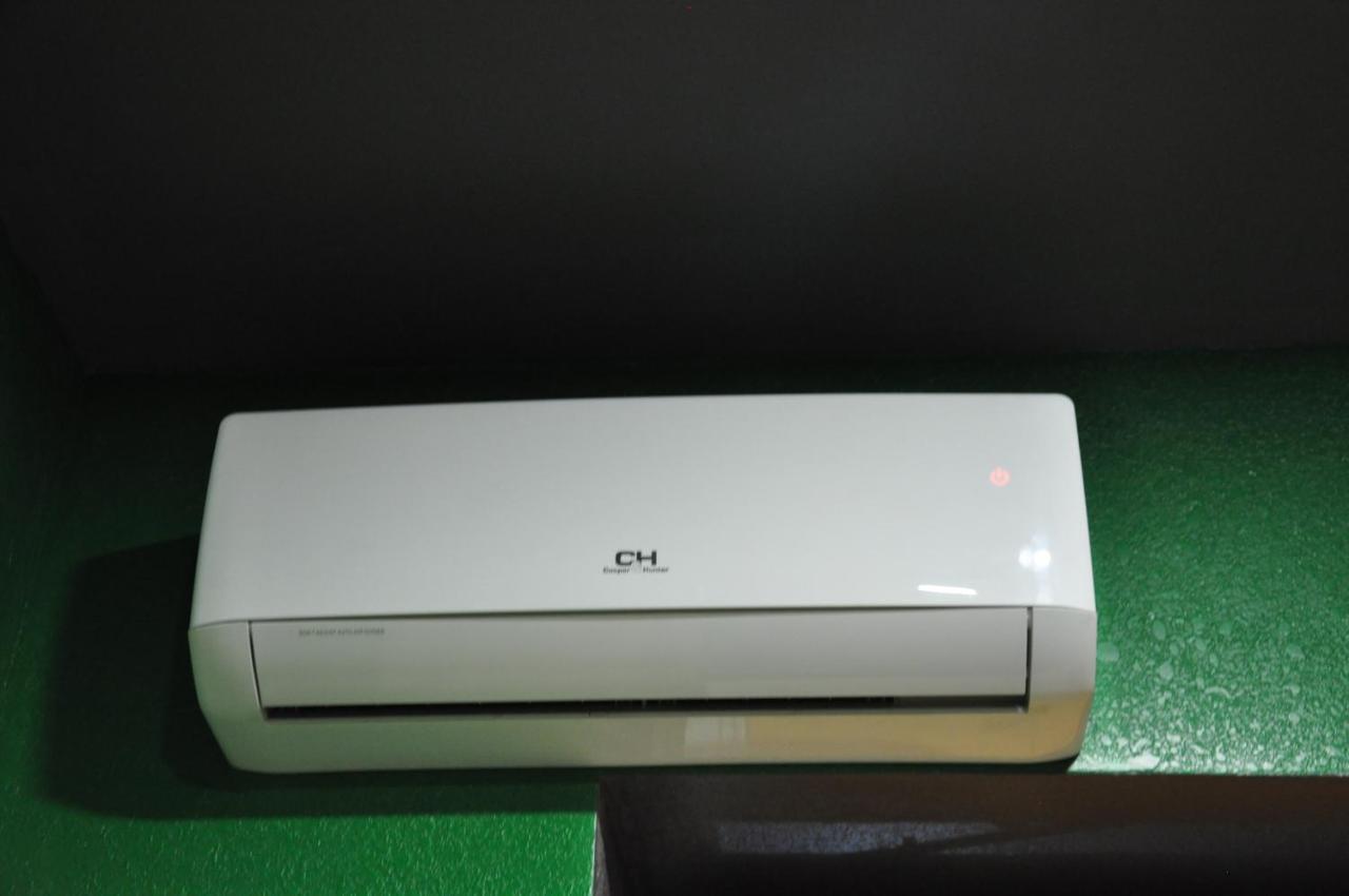 Full House Capsule Hostel Rivne Eksteriør bilde A wall-mounted air conditioner