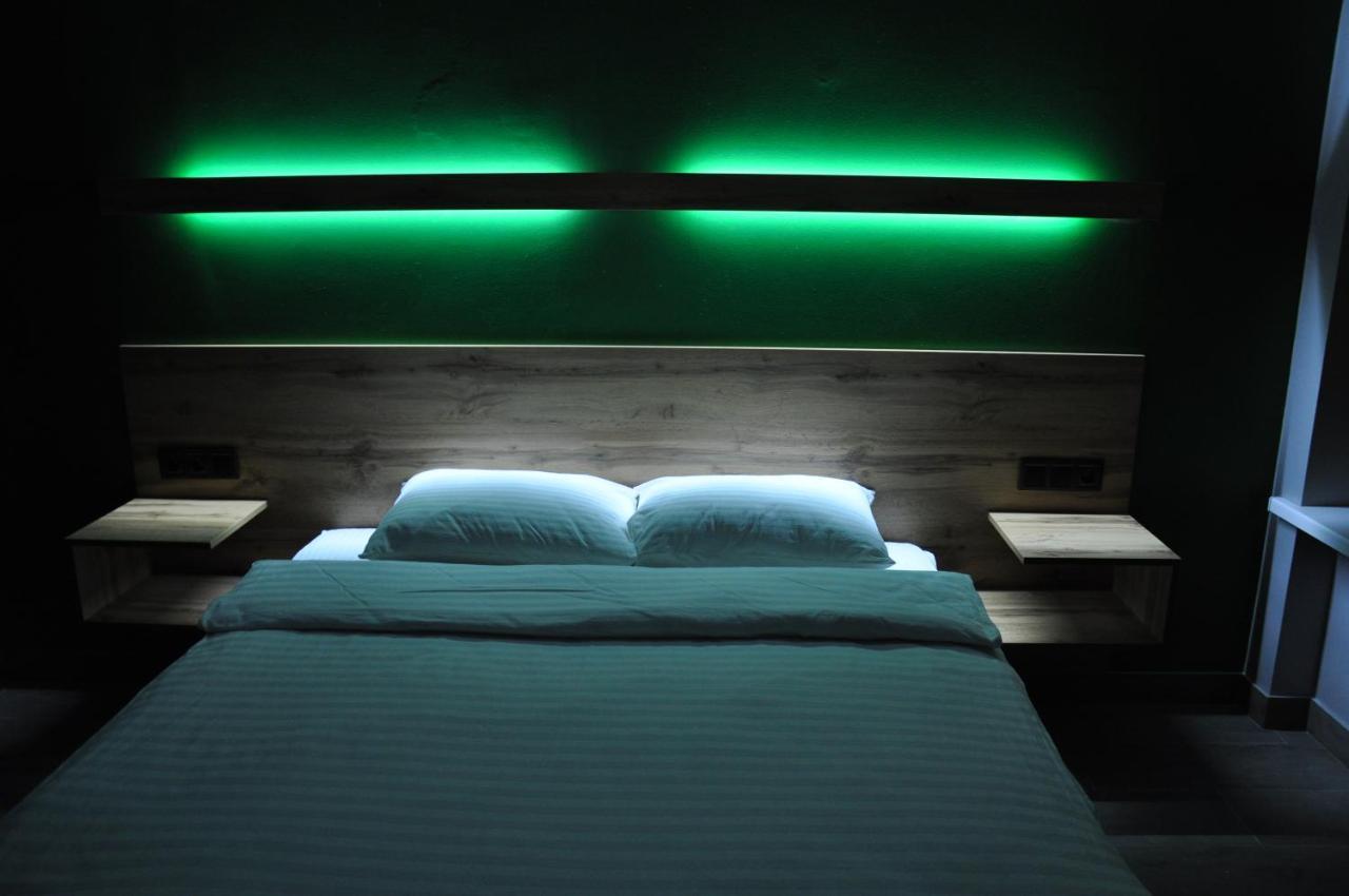 Full House Capsule Hostel Rivne Eksteriør bilde A room at the hotel